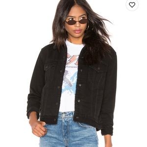 Size XS. LEVIS. Ex Boyfriend Sherpa lined trucker jacket ♥️